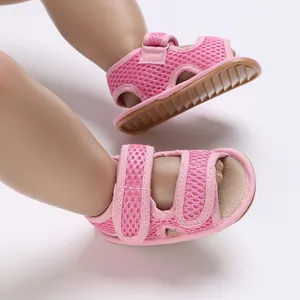 Gedetailleerd overzicht van roze ademende mesh babyschoentjes voor baby's met zachte zool