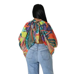 Vista posteriore dettagliata di una blusa in chiffon a fiori colorati con lacci sul retro.