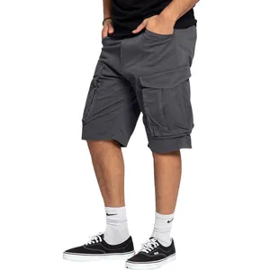 Vista lateral de pantalones cortos cargo grises para hombre con bolsillos y estilo relajado