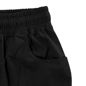 Dettaglio ravvicinato dell'elastico in vita e della tasca di pantaloncini cargo neri