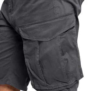 Detalle de primer plano del bolsillo cargo resistente en pantalones cortos deportivos grises