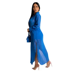 Elegante conjunto de dos piezas de gasa azul transparente con camisa larga y shorts
