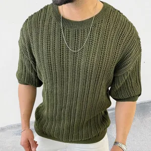 Gros plan d'un pull en tricot ajouré vert olive pour homme, coupe ajustée à manches courtes
