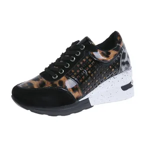 Zapatillas de cuña con estampado de leopardo, suela de plataforma moteada y cordones