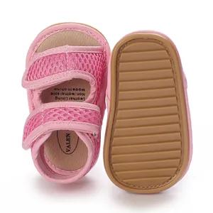 Dettaglio scarpe neonato in mesh rosa con suola morbida antiscivolo