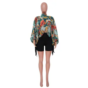 Camicetta da donna in chiffon con stampa floreale e maniche a pipistrello su manichino