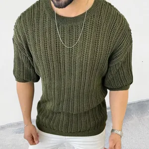 Détail de la texture en maille ajourée vert olive d'un pull ajusté à manches courtes pour homme
