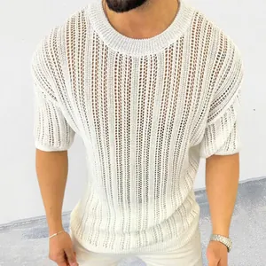 Détail d'un haut en maille ajourée blanche pour homme avec texture à rayures verticales