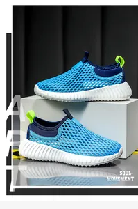 Primer plano de zapatillas deportivas de malla azul transpirable para niños