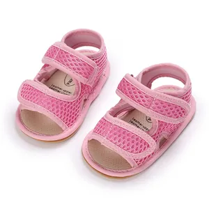 Dettaglio dei sandali neonato in rete rosa traspirante con suole morbide e cinturini velcro