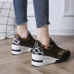 Vista lateral detallada de zapatillas con cuña elegantes con estampado leopardo para mujer.