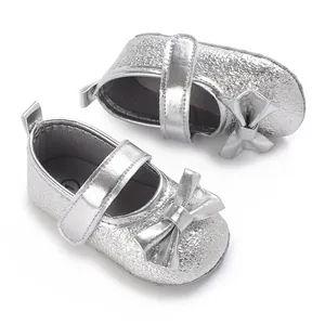 Nahaufnahme silberner Baby-Prinzessinnenschuhe mit Glitzertextur und eleganter Schleife