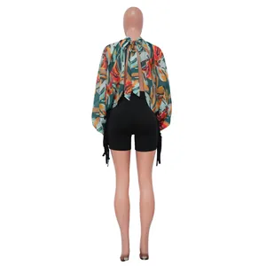 Vista posteriore di top in chiffon floreale con maniche a pipistrello e lacci sul retro