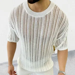Détail d'un pull en maille ajourée à manches courtes pour homme, coupe ajustée blanc moderne