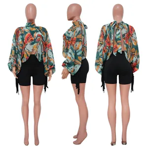 Viste frontale, laterale e posteriore di una camicetta estiva in chiffon con stampa colorata