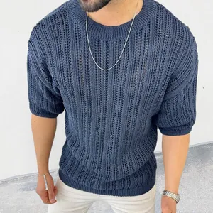 Gros plan d'un pull en maille ajourée à manches courtes pour hommes, texture verticale