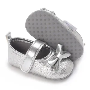 Silberne Baby-Prinzessin-Schuhe mit Schleife und rutschfester Sohle für Mädchen.