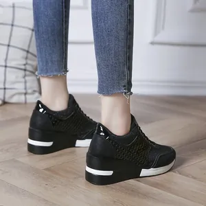 Elegantes zapatillas con cuña negras para mujer con suelas gruesas y detalles de malla