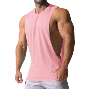 Rosa Herren Fitness Tanktop mit tiefem Seitenausschnitt für das Training im Fitnessstudio.
