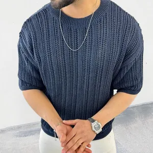 Vue détaillée d'un pull en maille ajourée bleu marine à manches courtes pour hommes
