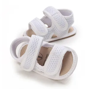 Vista dettagliata delle scarpe primi passi in mesh bianco con cinturini in velcro regolabili.