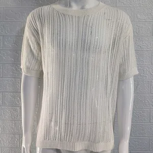 Vue détaillée de la texture du pull en tricot ajouré blanc à manches courtes sur mannequin