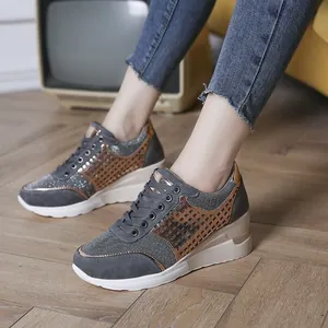 Elegantes zapatillas con cuña grises para mujer con detalles calados de color bronce