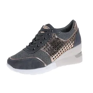 Detalle lateral de zapatillas con cuña para mujer y patrón metálico en oro rosa