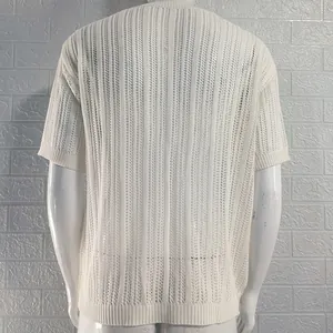 Vue arrière d'un pull en maille ajourée blanche pour homme, texture crochet vertical