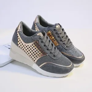 Vista detallada de zapatillas de plataforma grises brillantes con oro rosa