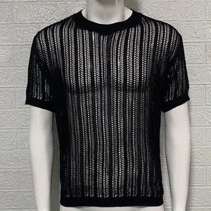 Gros plan de la texture en maille ajourée à rayures verticales noires sur pull homme