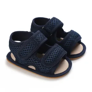 Dettaglio dei sandali per neonati in rete blu navy con sicure chiusure a strappo.