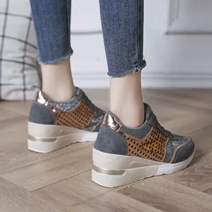 Vista trasera de zapatillas con cuña y plataforma con detalles dorados metalizados