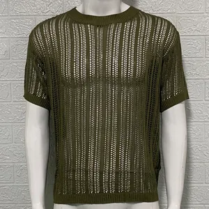 Vue détaillée d'un pull en maille ajourée à manches courtes vert olive.
