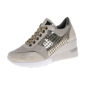 Vista lateral detallada de zapatillas de plataforma con cuña para mujer en oro champán con cordones