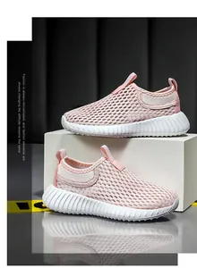 Primer plano de malla rosa transpirable y diseño slip-on de zapatillas infantiles
