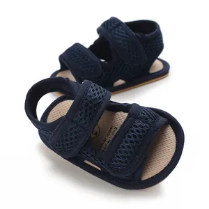 Primo piano di scarpe da camminata per neonati in mesh blu con suola morbida