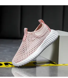 Detalle de zapatillas de malla rosa transpirables para niños con diseño slip-on y suela blanca