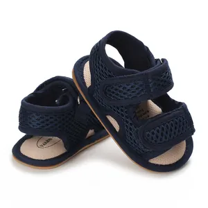 Vista laterale e interna di sandali per neonati in rete traspirante blu navy leggeri