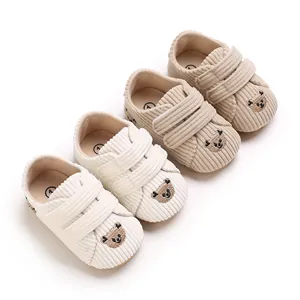 Zapatos de bebé de pana con suela blanda y detalles bordados de osos de dibujos