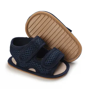 Primo piano di scarpe neonato in rete blu navy con suole in gomma morbida antiscivolo