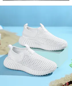 Primer plano de zapatillas de malla blancas transpirables para niñas con tema de playa