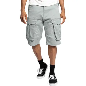 Vista dettagliata dei pantaloncini cargo da uomo grigio chiaro con tasche multiple.