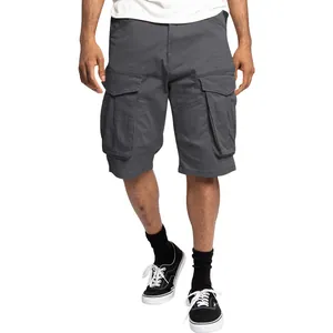 Vista dettagliata dei pantaloncini cargo da uomo grigio scuro con tasche multiple e vestibilità
