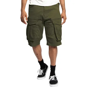 Dettaglio vista frontale di pantaloncini cargo uomo verde oliva con tasche multiple
