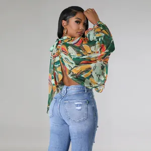 Vista posteriore della blusa in chiffon stampata con maniche a pipistrello e lacci