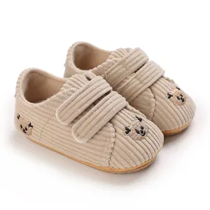 Chaussures bébé en velours côtelé beige avec ours brodé et doubles bandes velcro