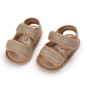 Dettaglio di sandali per neonati in rete kaki con suole morbide e chiusura velcro
