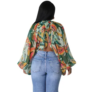 Vista posteriore di una blusa estiva in chiffon floreale con maniche a pipistrello e laccio