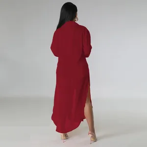 Vista trasera de una sexy camisa de playa de gasa roja transparente con aberturas laterales